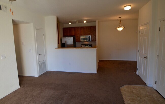 Foto del edificio - Spacious Pet Friendly 2bd/2ba Condo with G...
