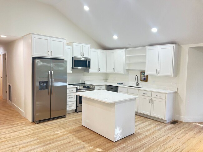 Building Photo - Pet Friendly, Remodeled Home in North Myrt...