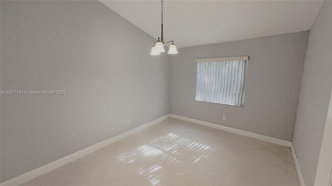 Foto del edificio - 2881 N Oakland Forest Dr
