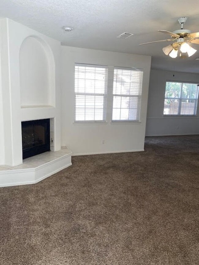 Building Photo - Spacious Two Story Home in the NE Heights ...