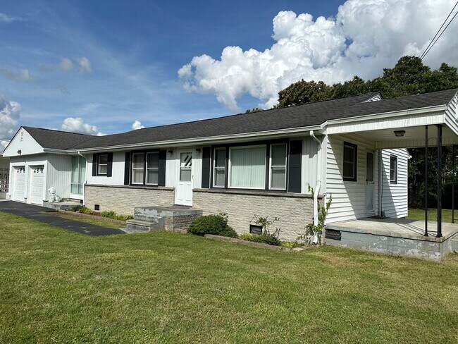 Foto del edificio - IMMACULATE ONE LEVEL HOME AVAILABLE IN SUR...