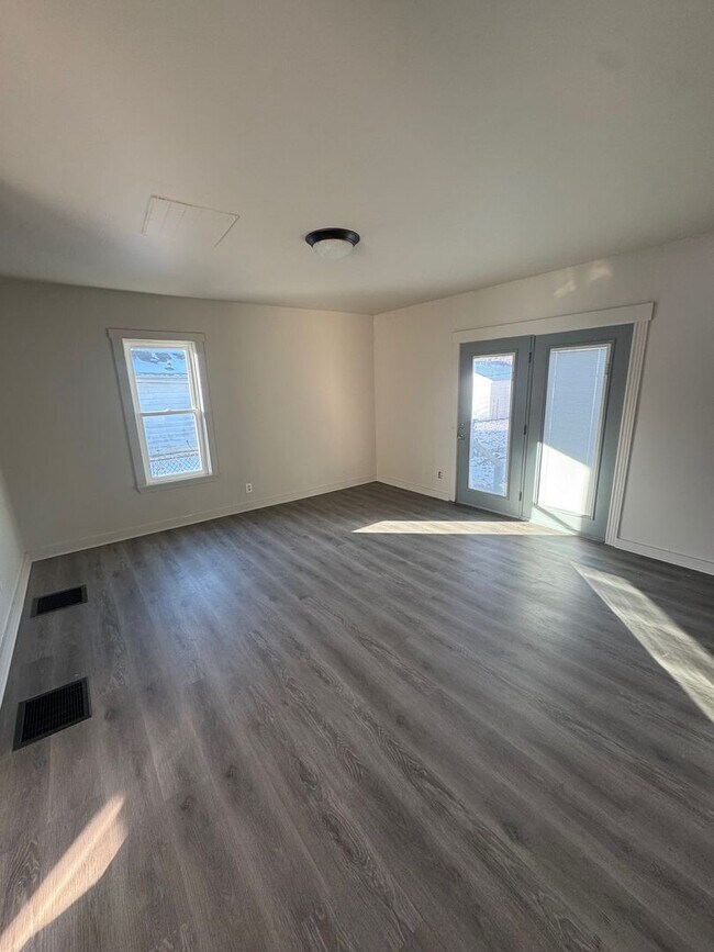 Building Photo - 315 Center St