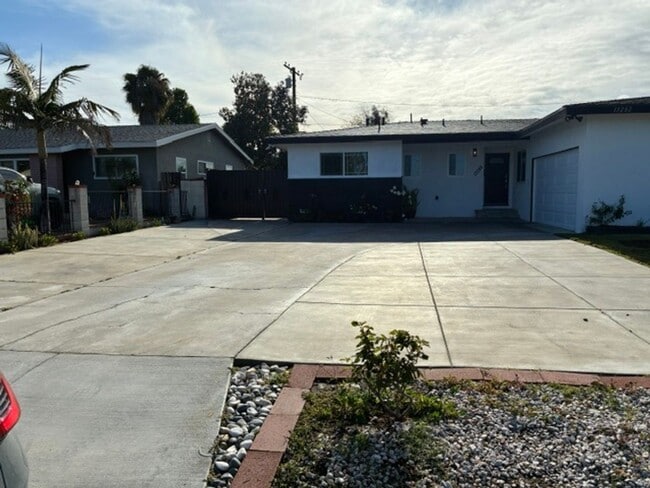 Building Photo - 5 Bedroom 4 Bath House in Garden Grove