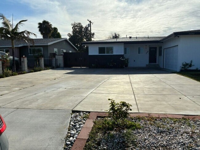 Foto del edificio - 5 Bedroom 4 Bath House in Garden Grove