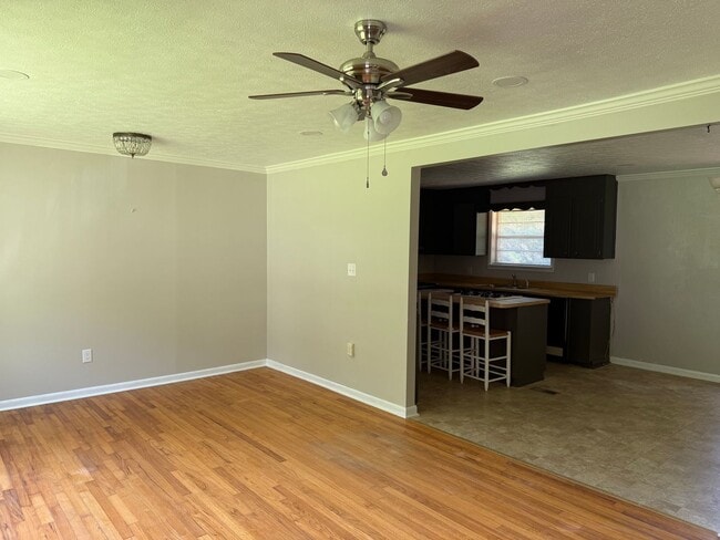 Building Photo - 3006 Lakewood Dr