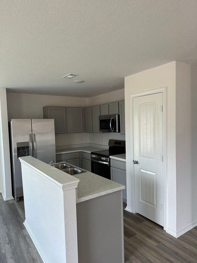 Building Photo - *Pre-leasing* NEWER Three Bedroom | Two Ba...