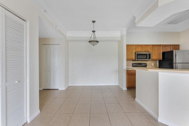 Building Photo - 10102 Myrtlewood Cir W