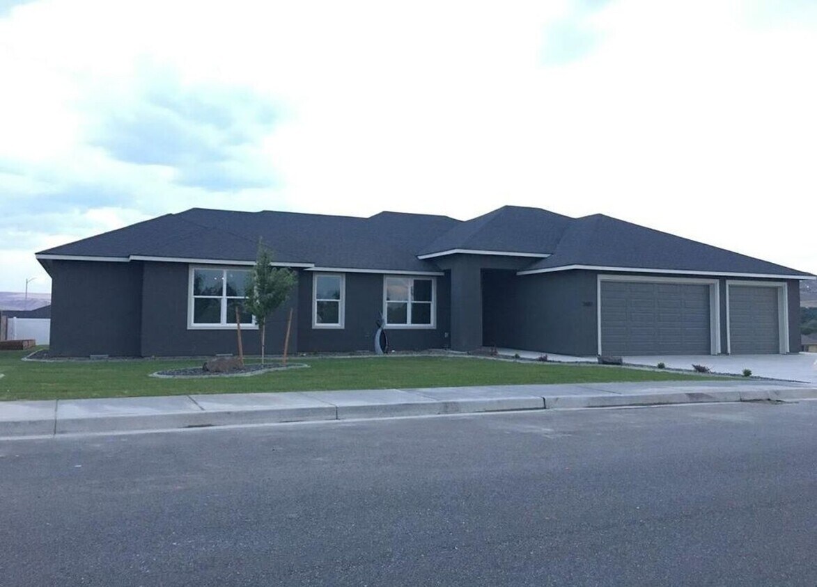 Primary Photo - Amazing South Richland Home for Rent