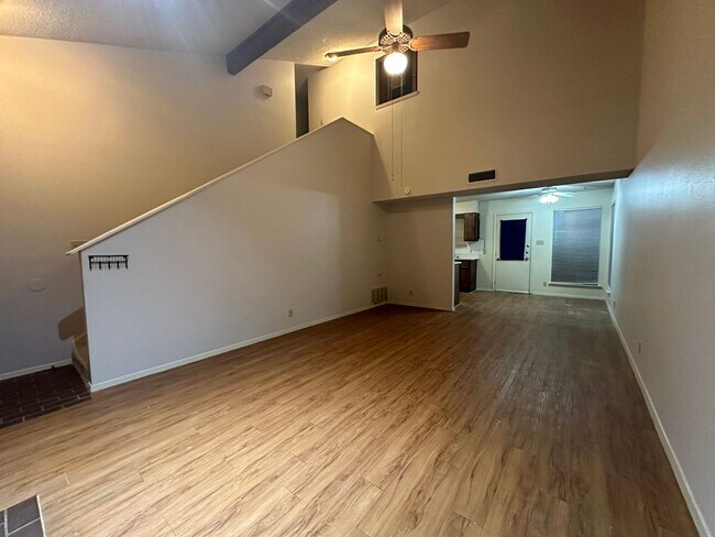 Foto del edificio - 8104 Hood Cir