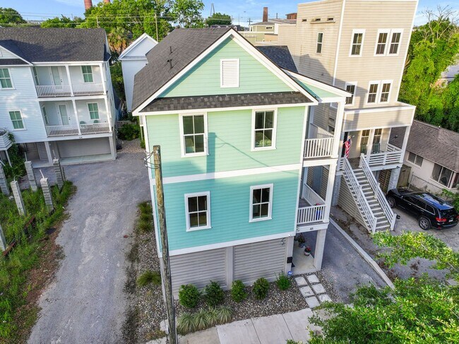 Foto del edificio - Elevated Charleston Charmer