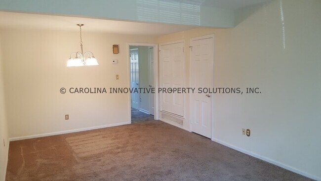 Building Photo - 2 Bedroom Townhouse in Prime Area