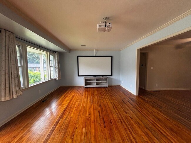 Building Photo - Brookside Charmer on secluded dead end street, just a 2 minute distance to restaurants, shopping ...
