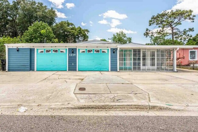 Foto del edificio - 1204 N Pine Hills Rd