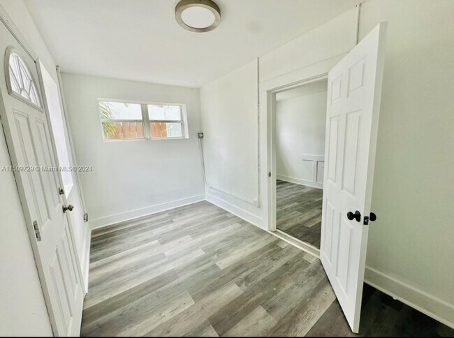 Building Photo - 524 NW 35th St