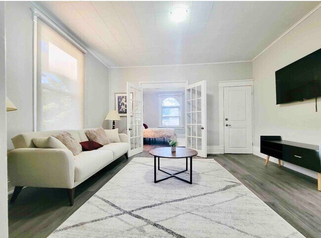 Building Photo - 127 Concession St