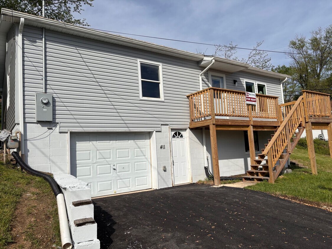 Primary Photo - Newly Remodeled- 3 Bedroom, 2 Bath House w...