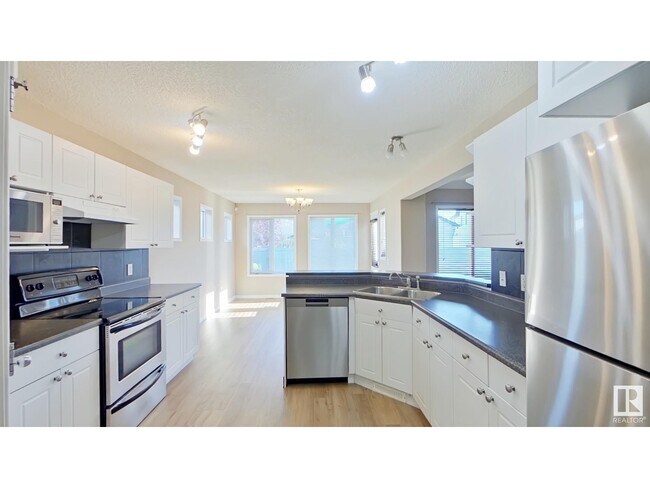 Photo du bâtiment - 6104-6106 6 Ave SW