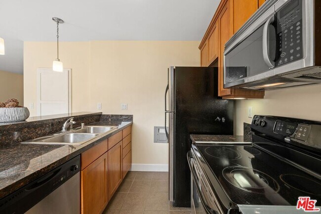 Building Photo - 10982 Roebling Ave