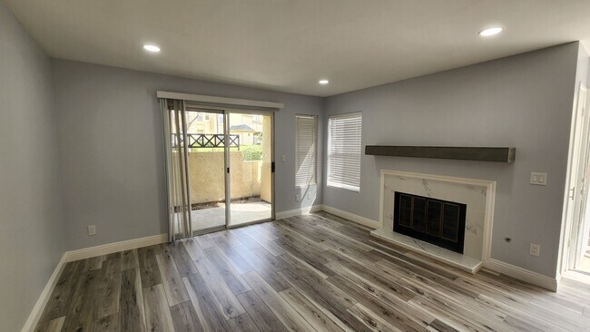 Foto del edificio - REMODELED 2 Bedroom, 2 Bath Condo in Eastlake Shores