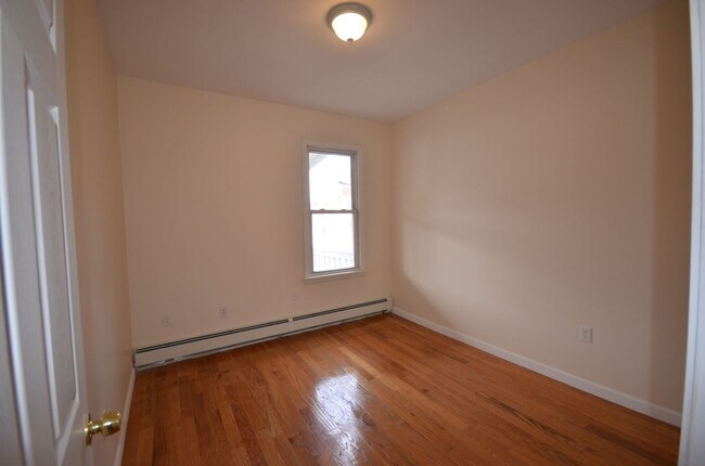 Building Photo - Pet Friendly 3 bedroom 1 bath in Eastie!