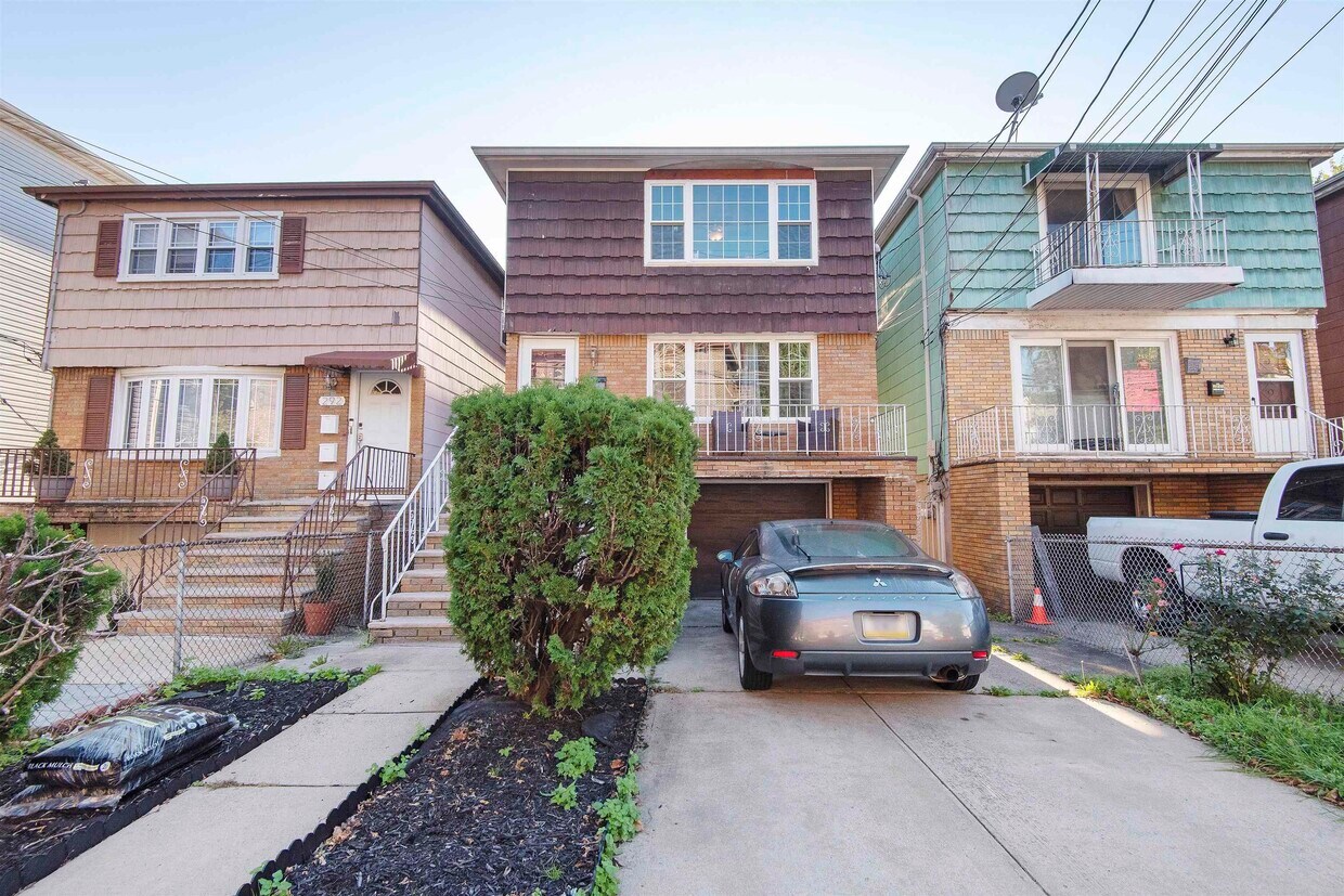 Primary Photo - 290 Randolph Ave