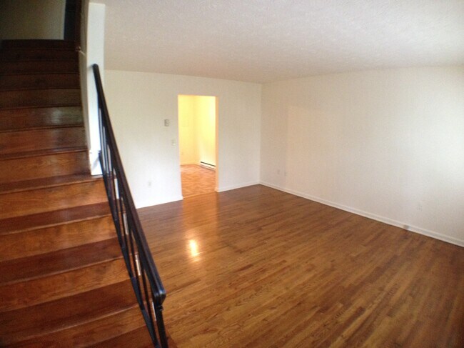 Mirador - 895 Newtown Ct