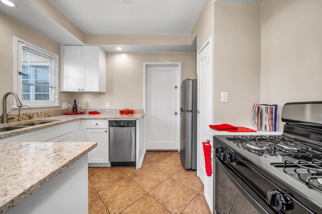 Building Photo - 1546 S Holt Ave