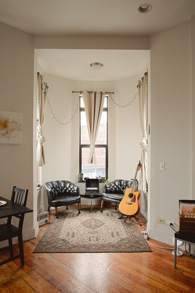 sitting area - 1460 W Chicago Ave