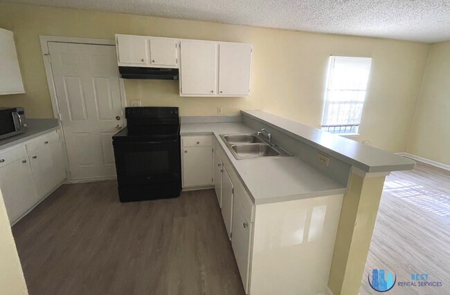 Foto del edificio - Beautiful 3-bedroom, 2-bath home fully fen...