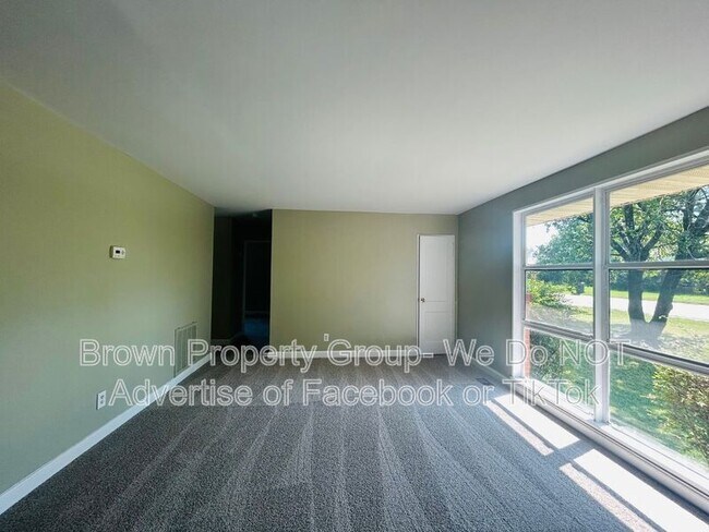 Foto del edificio - 486 McBain Dr