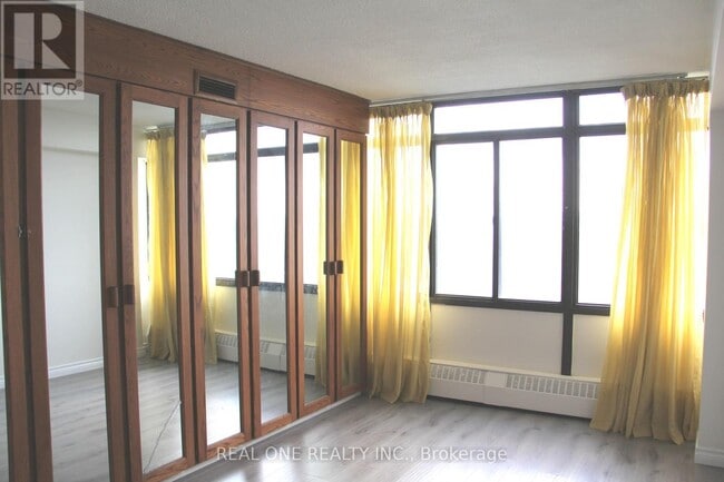 Photo du bâtiment - 3300-3300 Don Mills Rd