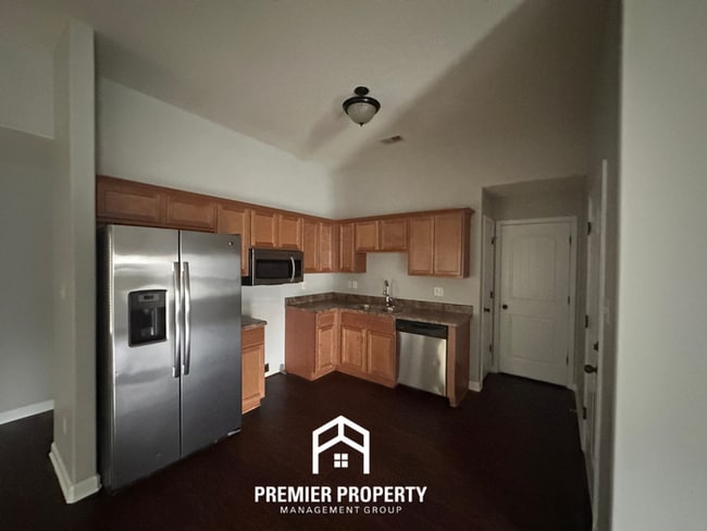 Foto del edificio - Cozy 2BR/2BA Memphis Home w/ Vaulted Ceilings, Fireplace & 2-Car Garage