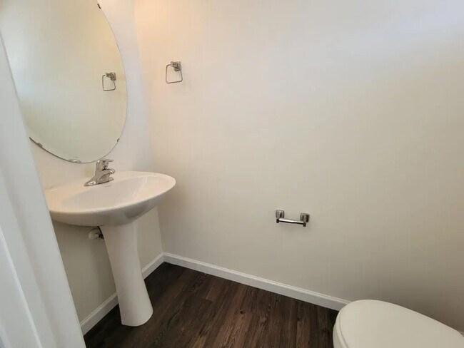 Foto del edificio - 64 Rollins Ln