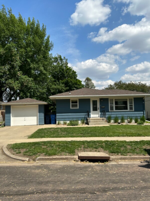 2220 S Crestwood Rd, Sioux Falls, SD 57105 House Rental in Sioux Falls, SD