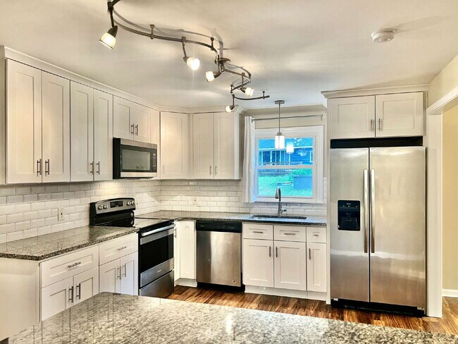Foto del edificio - UPDATED RANCH in PRIME LOCATION