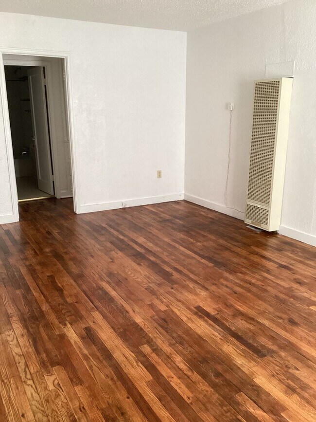 Building Photo - Located in Portales! Spacious 1 Bed Apartment