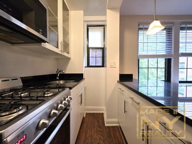 Building Photo - 1 bedroom in SUNNYSIDE GARDENS NY 11104
