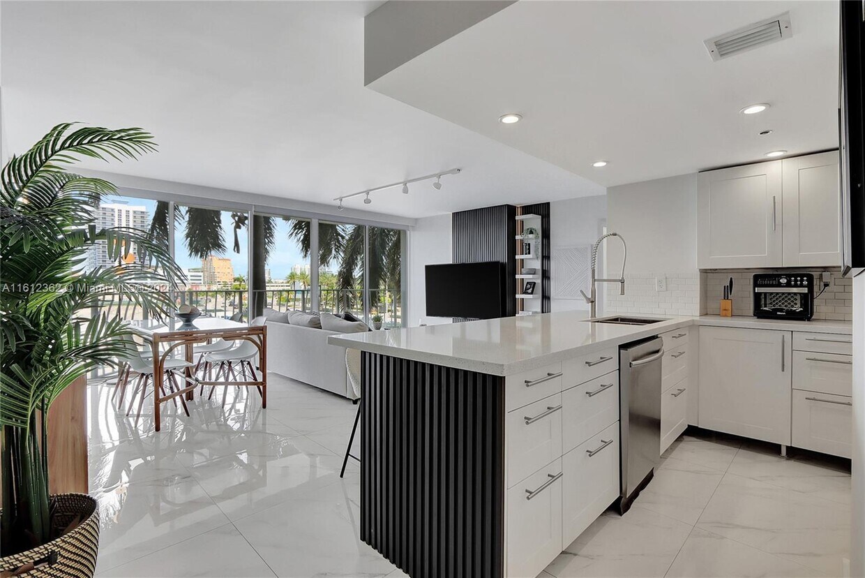 7601 E Treasure Dr Unit 411-1  