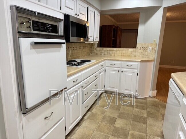 Foto del edificio - 1005 Towne Lake Dr