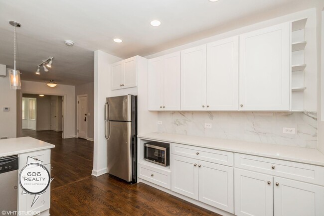 Building Photo - Hot Logan Square Apartments!