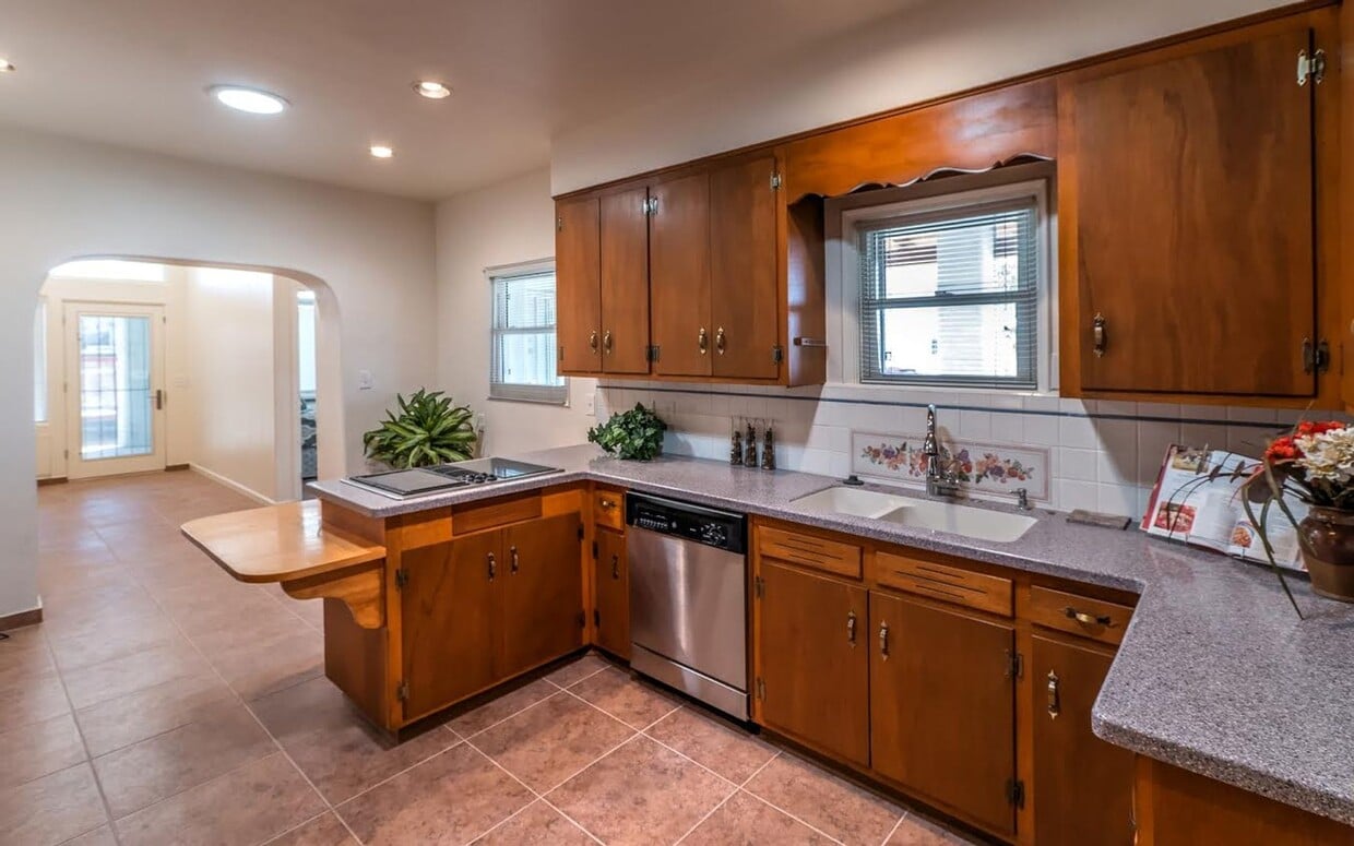 U of A 5 BEDROOM - U of A  5 BEDROOM