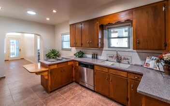 Building Photo - 1124 E 10th St