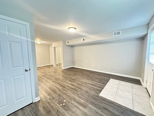Building Photo - 114 Tanbark Dr
