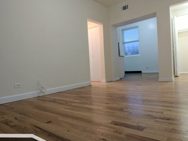 Foto del edificio - 2349 N Drake Ave