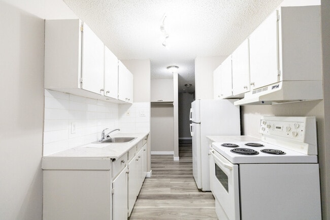 Building Photo - Gateway Manor Apartments