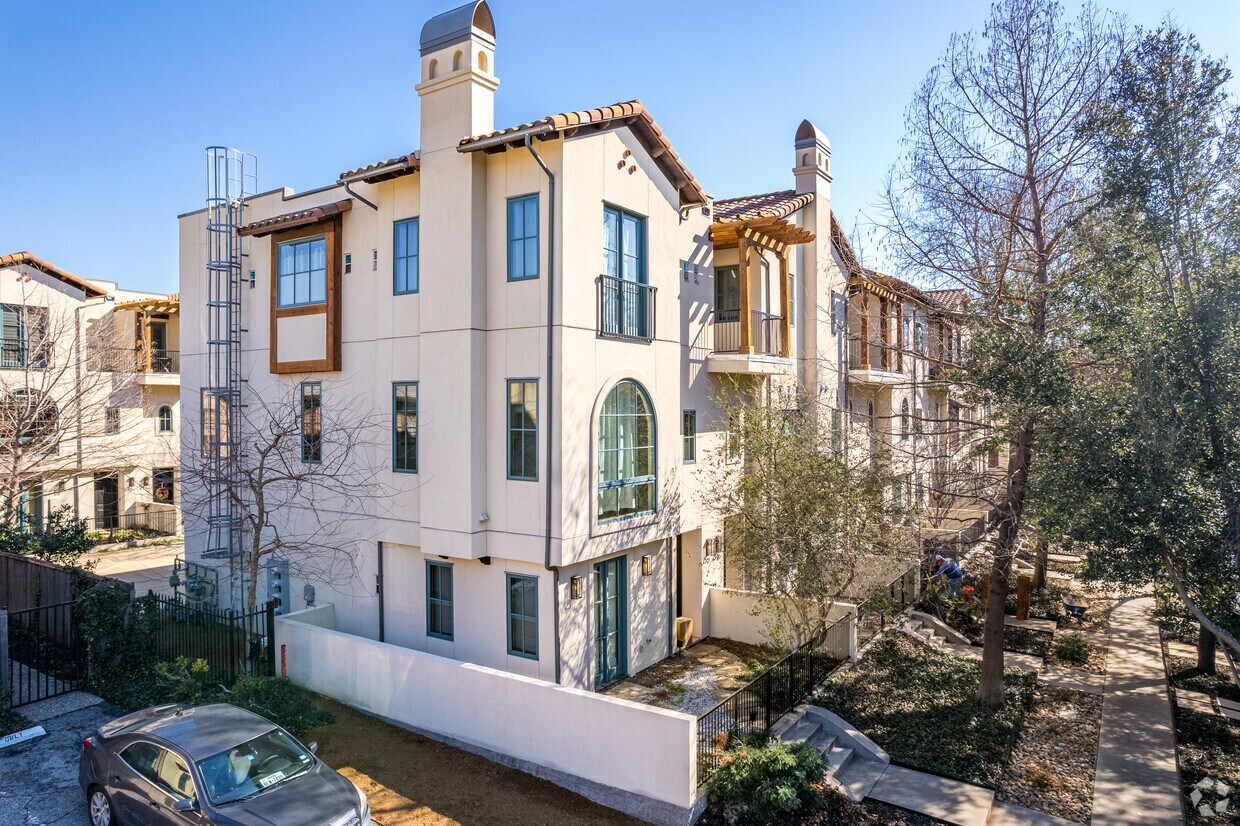 Primary Photo - Lomo Blanco Condominiums