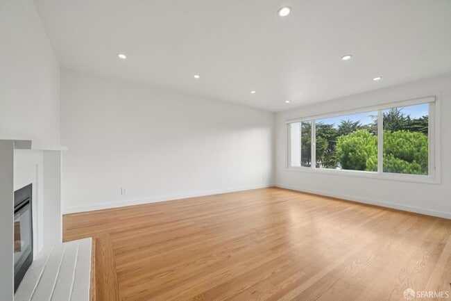 Building Photo - 74 Sunview Dr