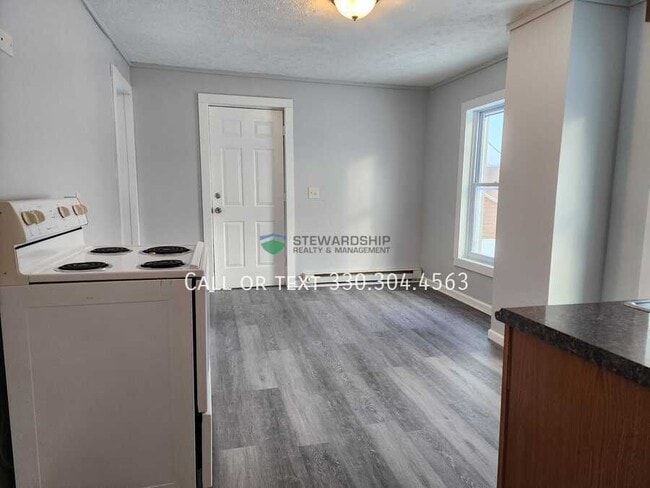 Building Photo - 406 1st St SE