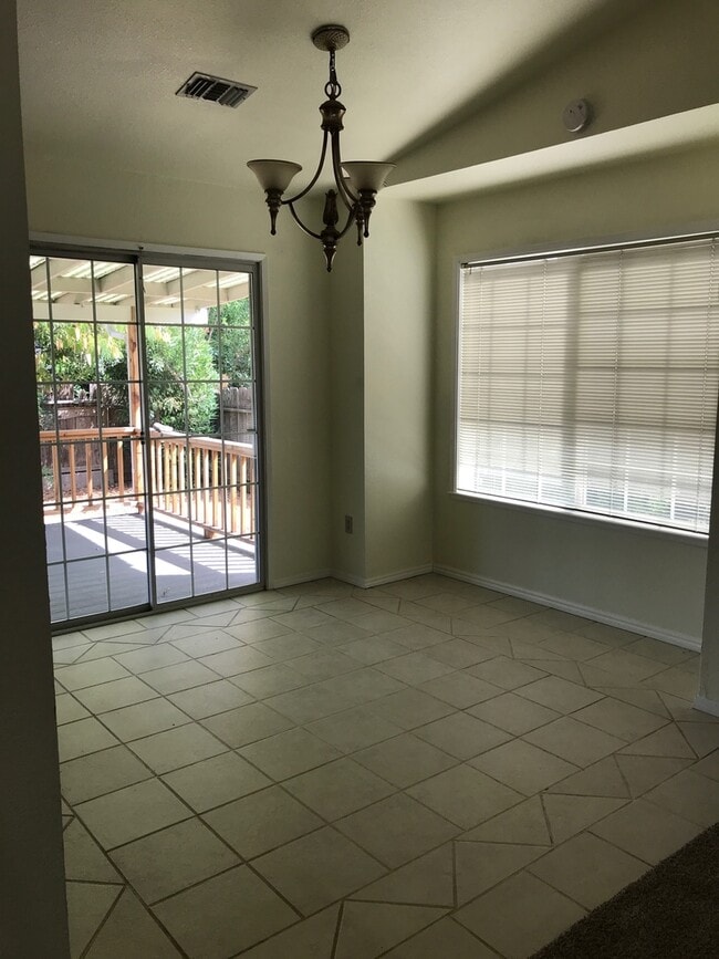 Building Photo - 3 Bedroom 2 Bath home w Garage