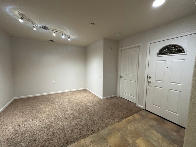 Building Photo - 4930 Dover Ln